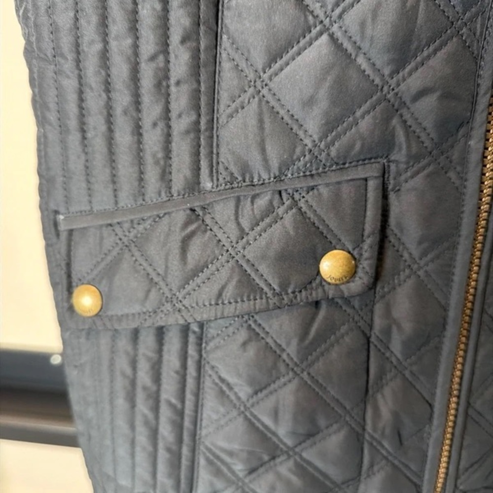 Quilted Sleeveless Zip-Front Vest in Dark Blue - Picture 3 of 5
